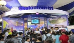 Du Khách Vui Cùng Game Show Tại Gian Hàng Của Cholontourist