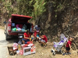 Du lịch dã ngoại gia đình hoặc nhóm gia đình