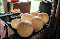 Đến Chợ Mới thưởng thức  xôi phồng gà quay