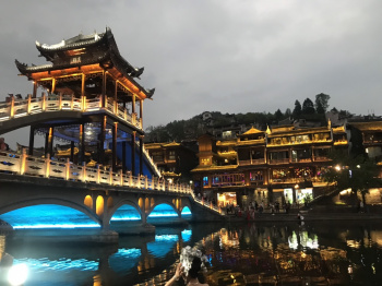 TRƯƠNG GIA GIỚI PHƯỢNG HOÀNG CỔ TRẤN 5N4Đ